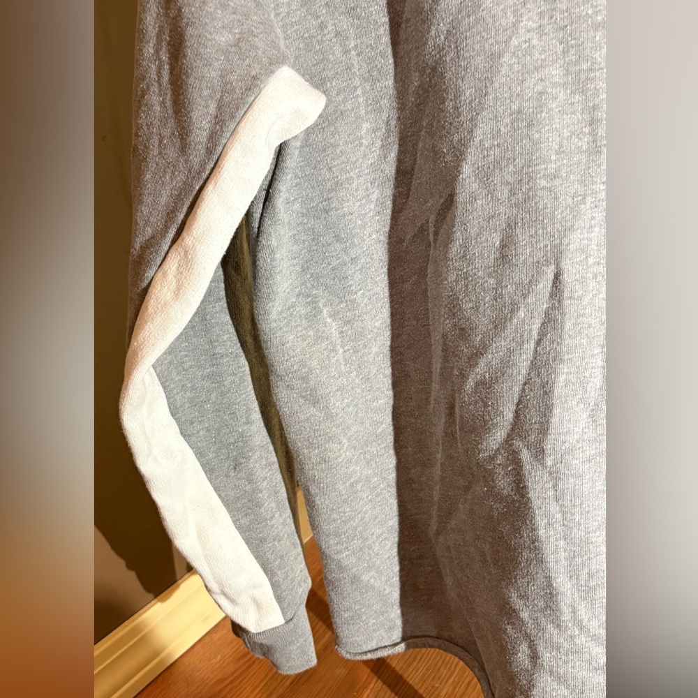 Victoria's Secret PINK Gray Sweatshirt Label Detail - Picture 4 of 4
